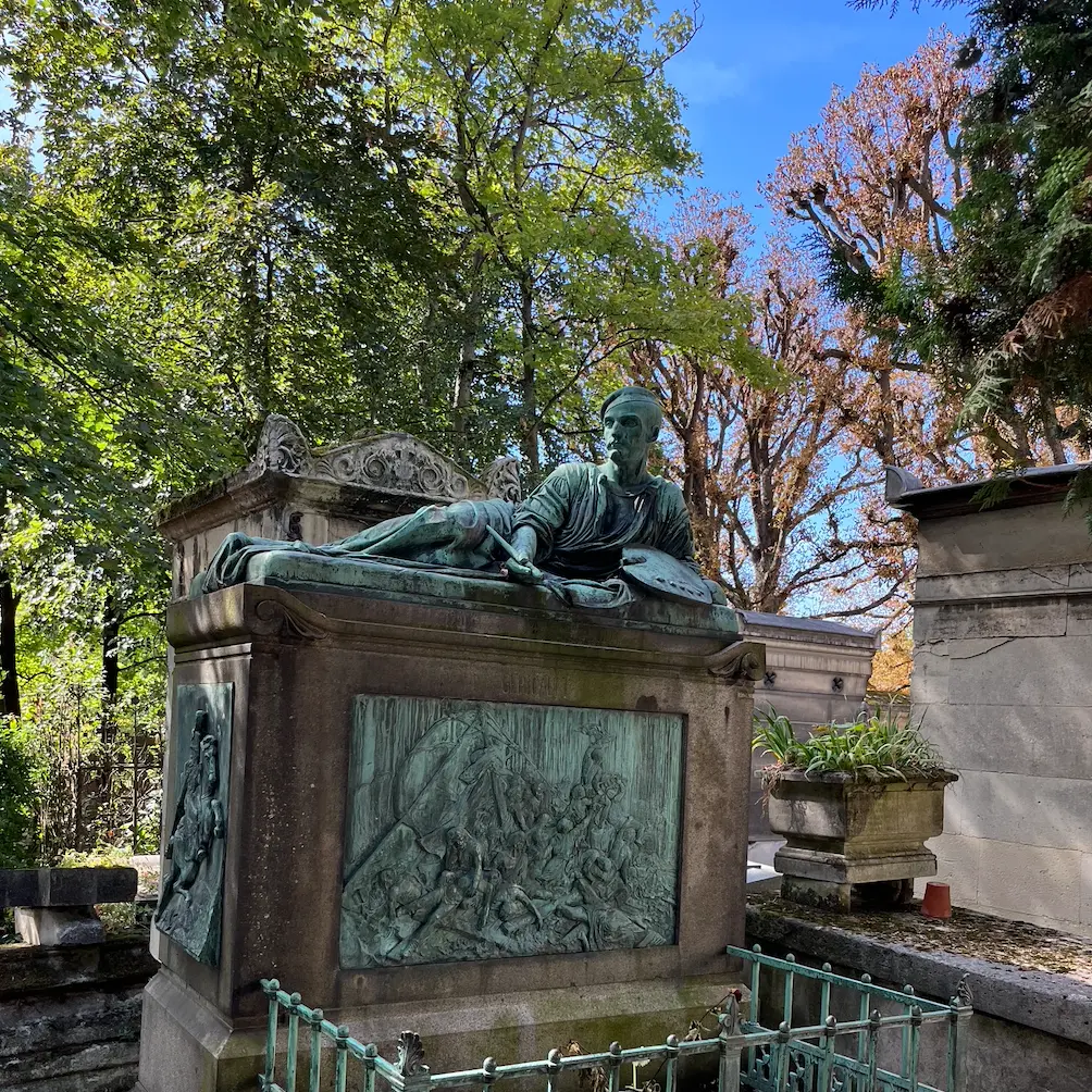 Une tombe dans un cimetière parisien