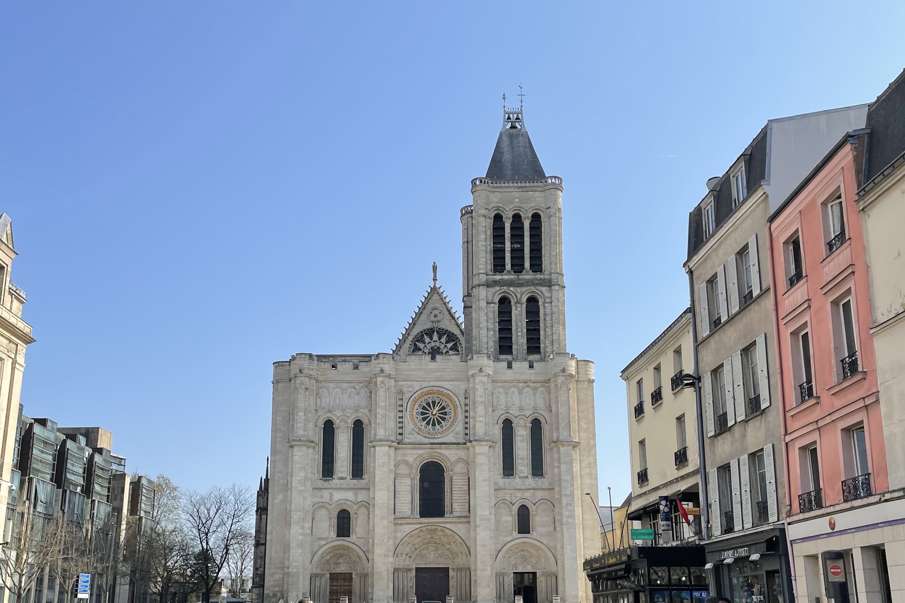Vue de la façade de la Basilique de Saint-Denis