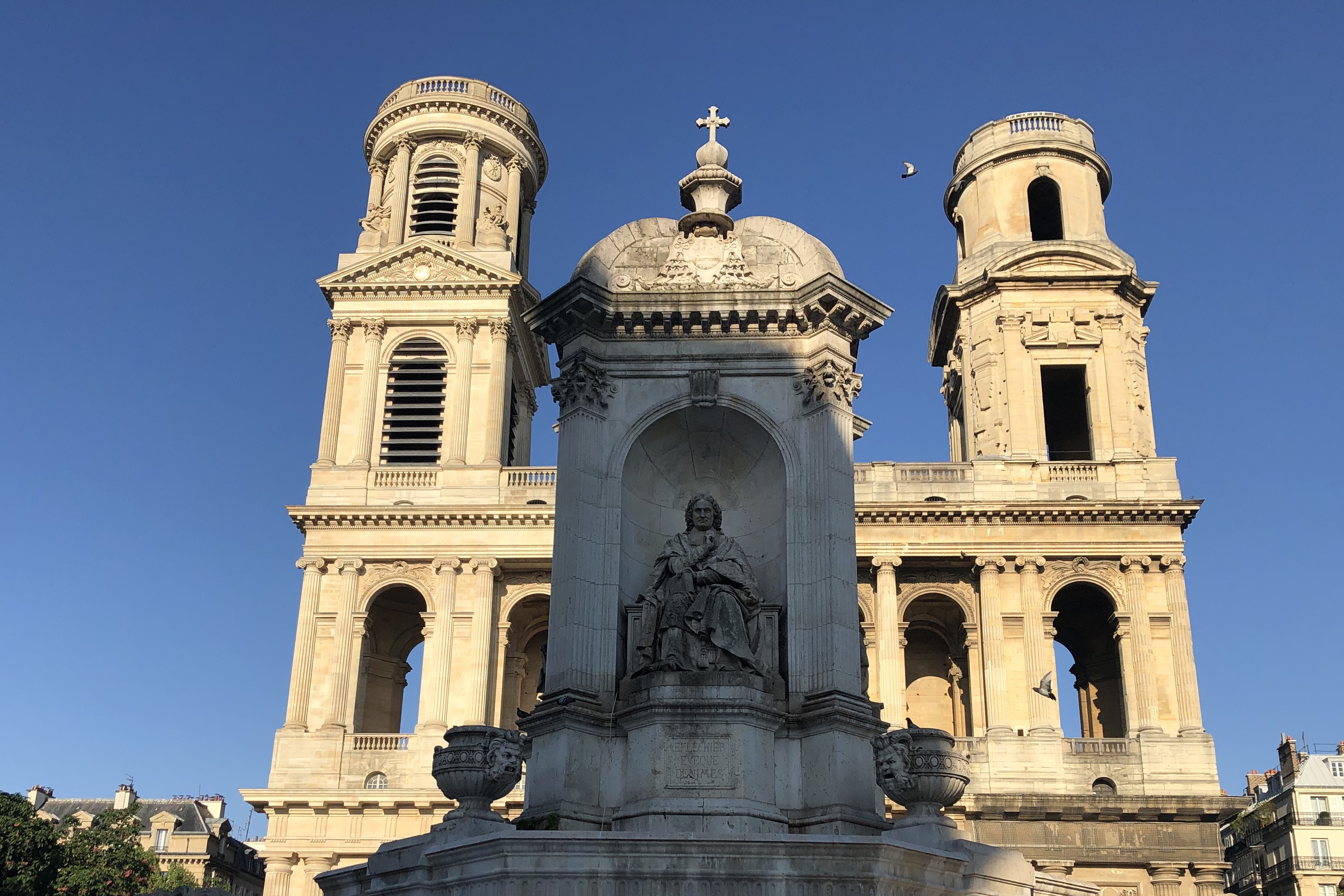 Vue de la fontaine et de église Saint Sulpice, Paris 6 © Whatizis