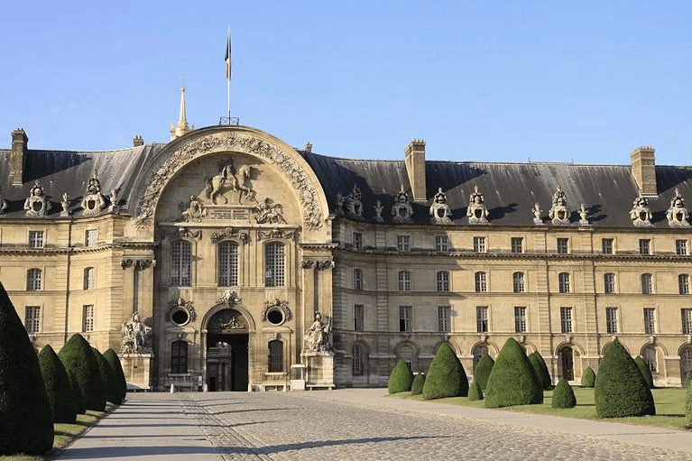 Vue du porche et de la façade de l'Hôtel des Invalides