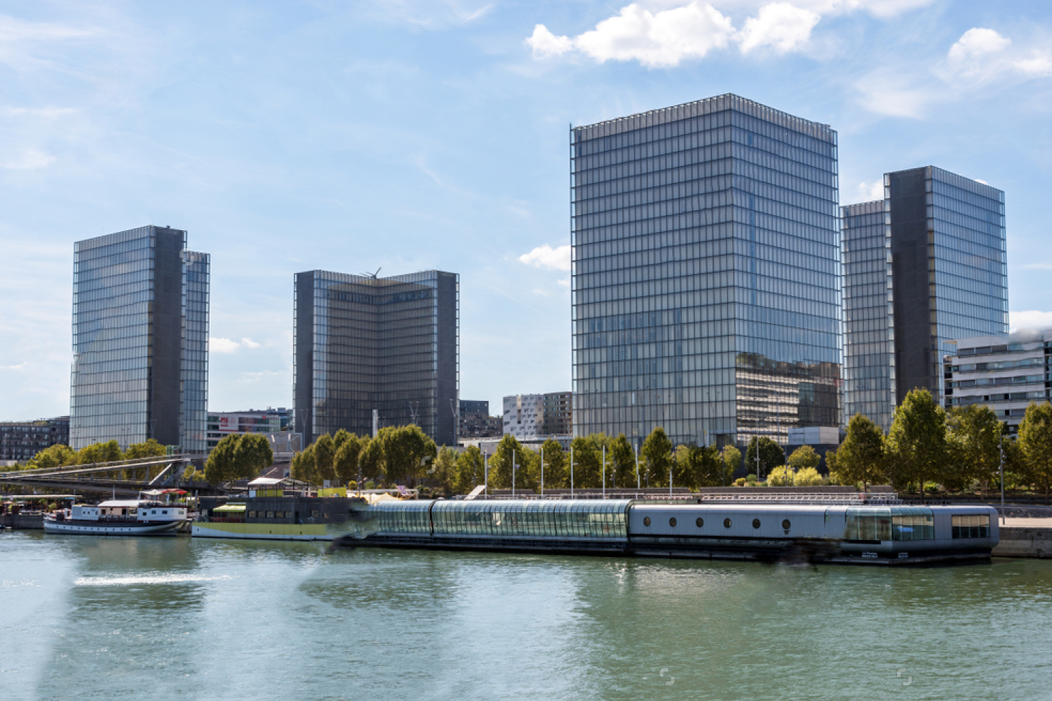 Vue de la Bibliotèque nationale de France depuis la passerelle Simone de Beauvoi