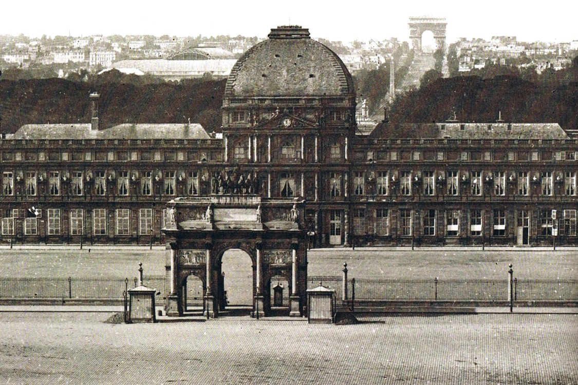 L'arc de triomphe du carrousel servant de porche d'entrée au château des Tuileries avant sa destruction. Photo noir et blanc du 19è siècle