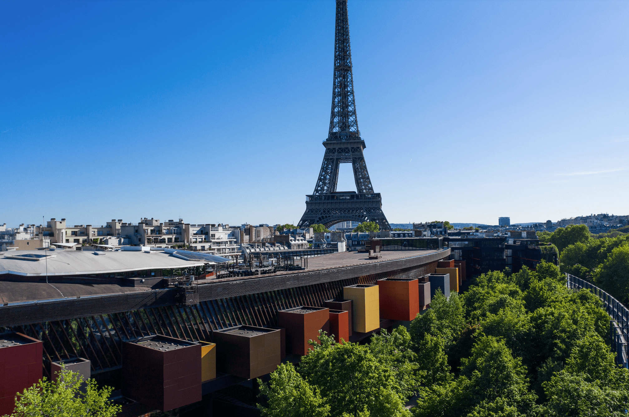 Vue de la Tour Eiffel avec au premier plan le Musée du Quai Branly - Jacques Chirac et son jardin