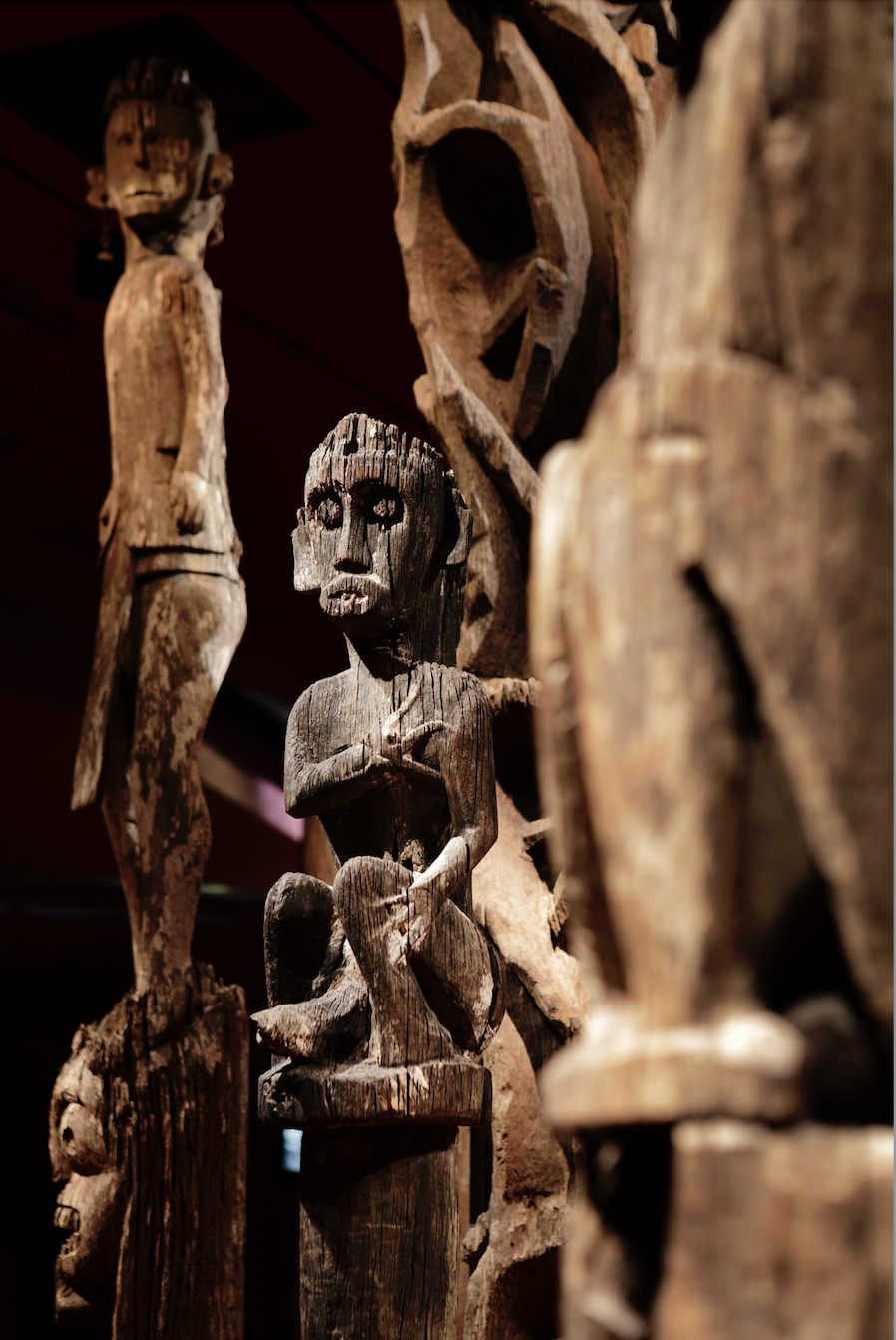 Vue de sculptures en bois du Musée du quai Branly - Jacques Chirac