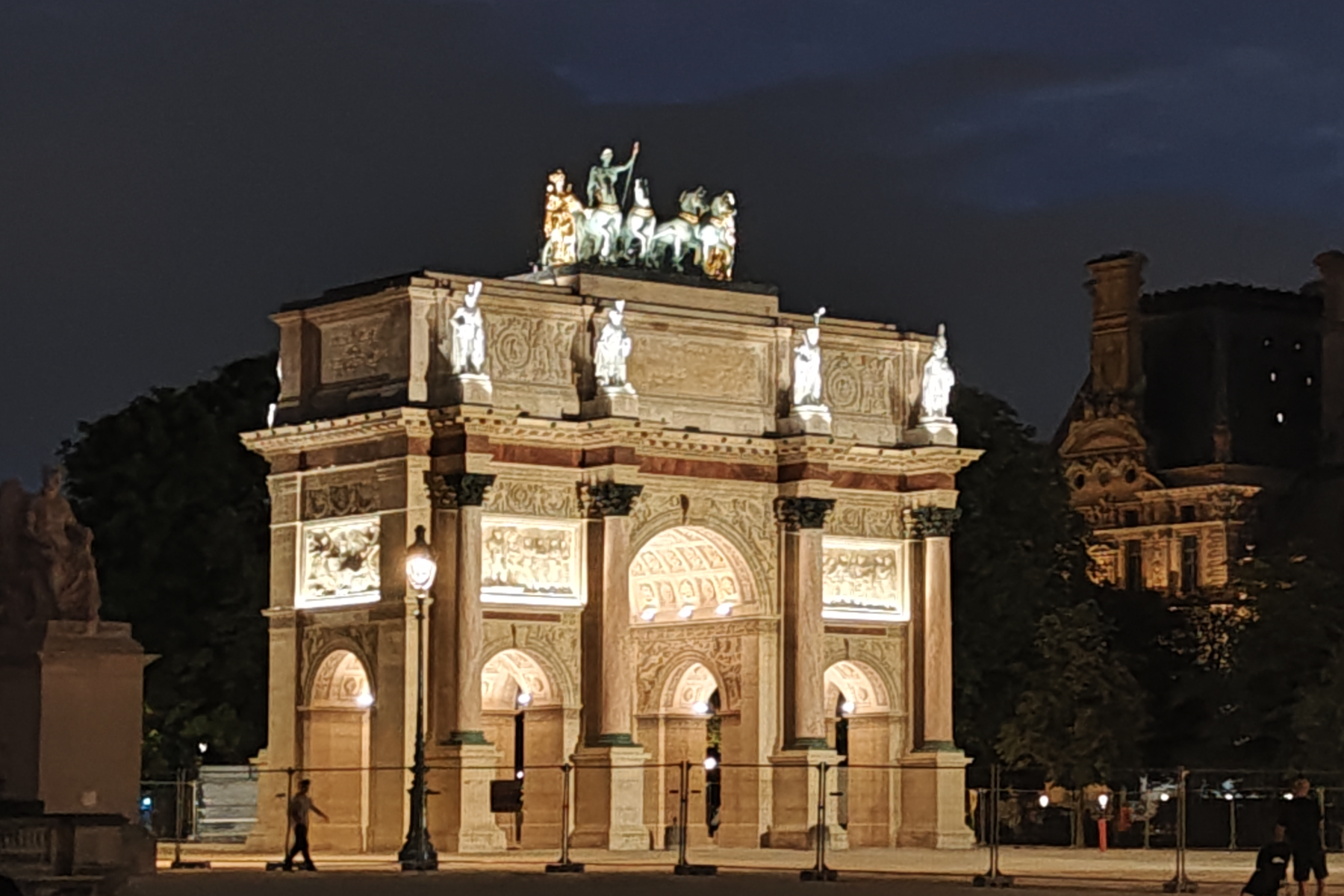 L'Arc du carrousel illuminé à Paris