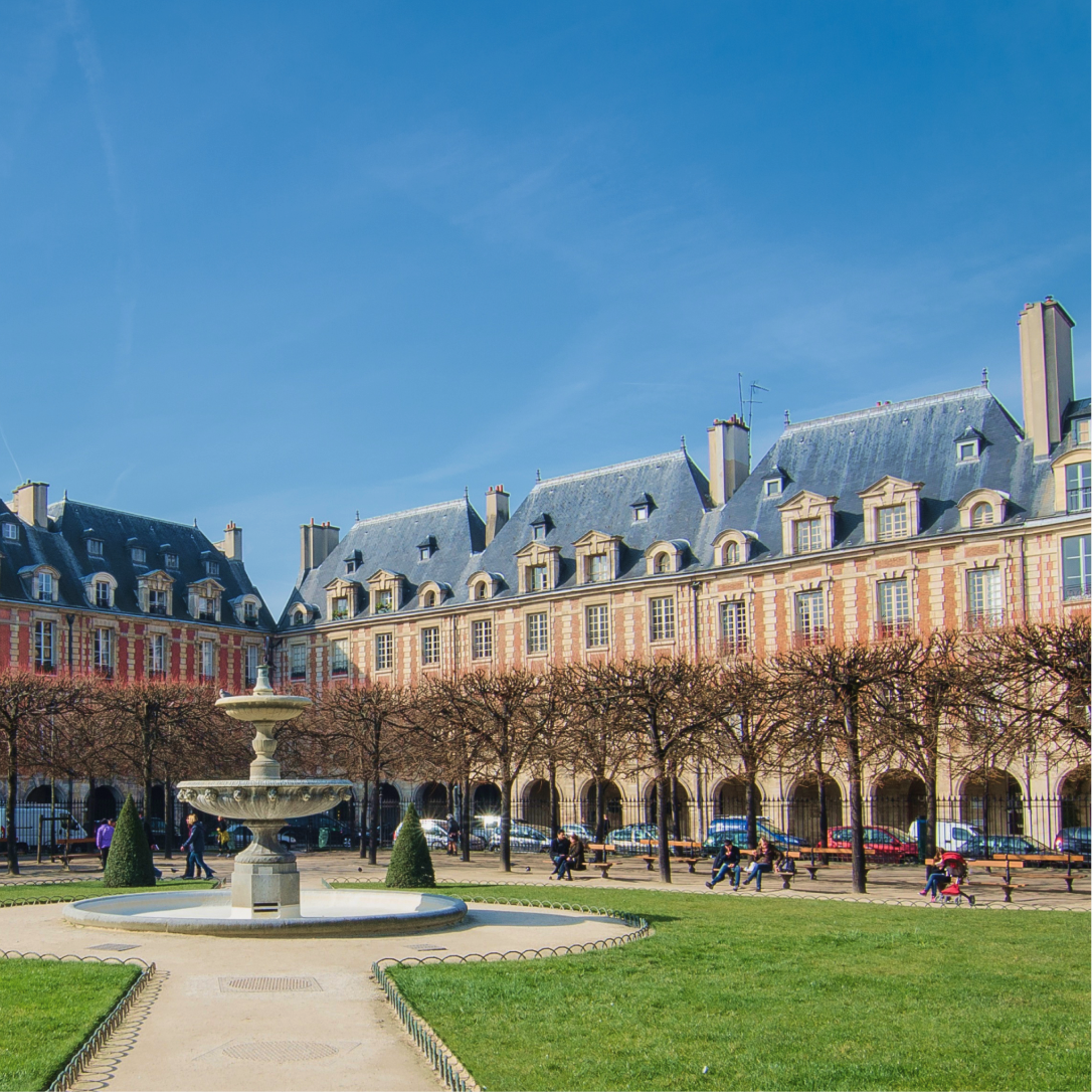 Coin de la place des Vosges depuis le jardin, avec une fontaine.