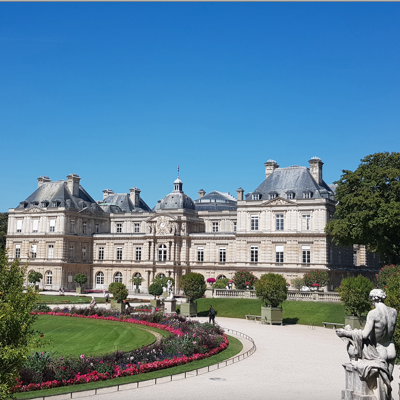 Le Sénat depuis le jardin fleuri du Luxembourg