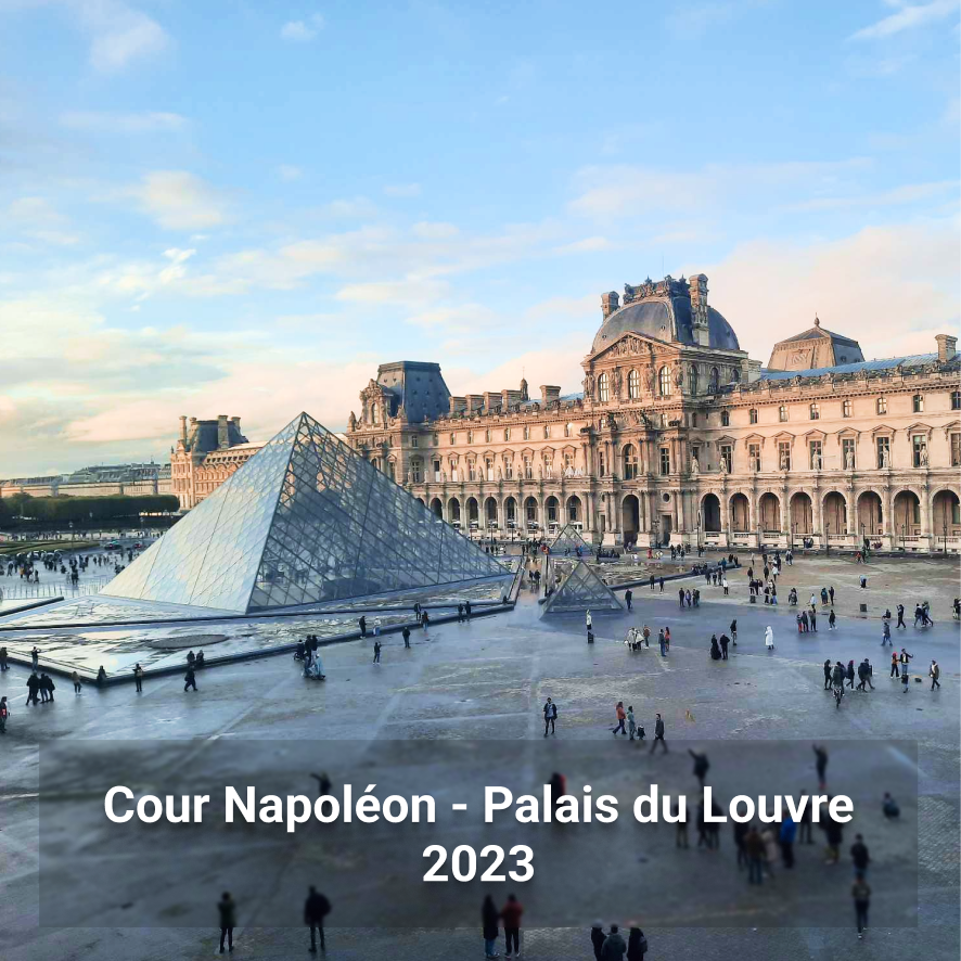 Vue de la cour Napoléon et sa pyramide.