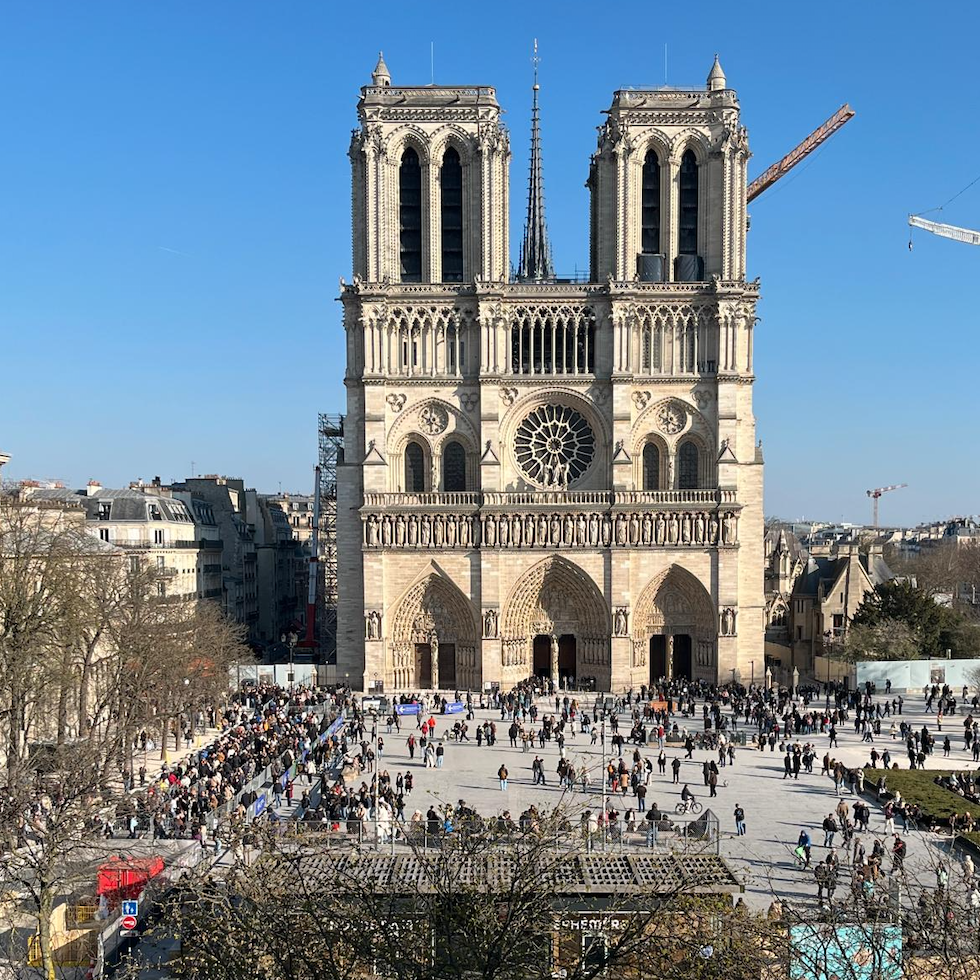 La façade de la cathédrale Notre-Dame et son parvis vus de la Préfecture de Police