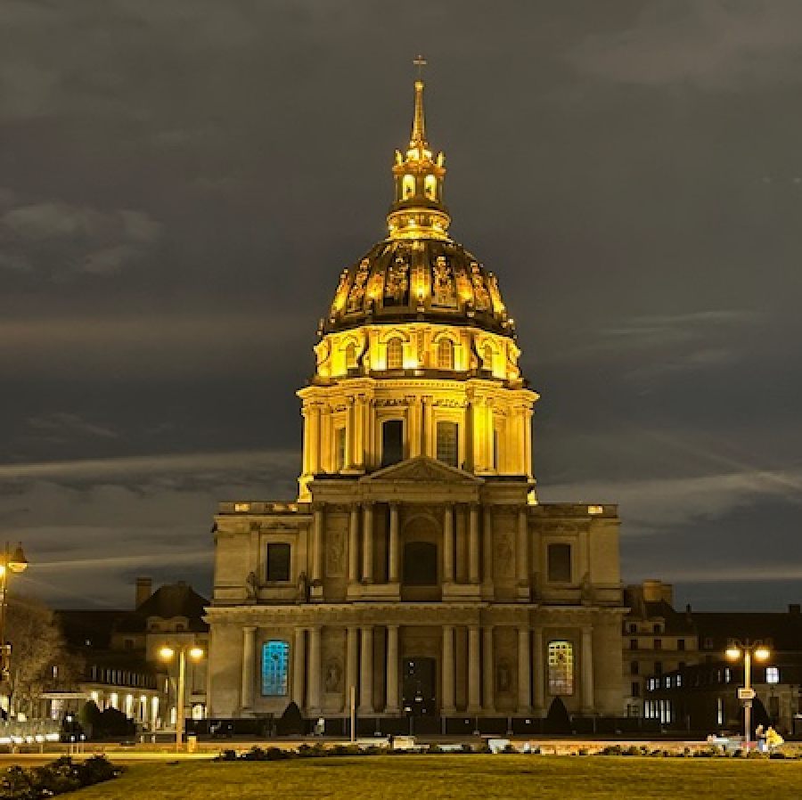 Façade de l'église des Invalides de nuit avec dôme illuminé