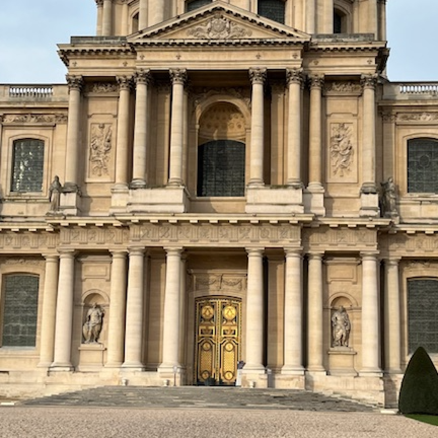 Vue des deux niveaux la façade de l'Église des Invalides