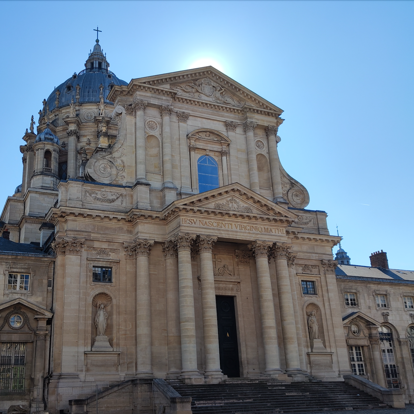 Vue sur le porche de l'église du Val-de Grâce