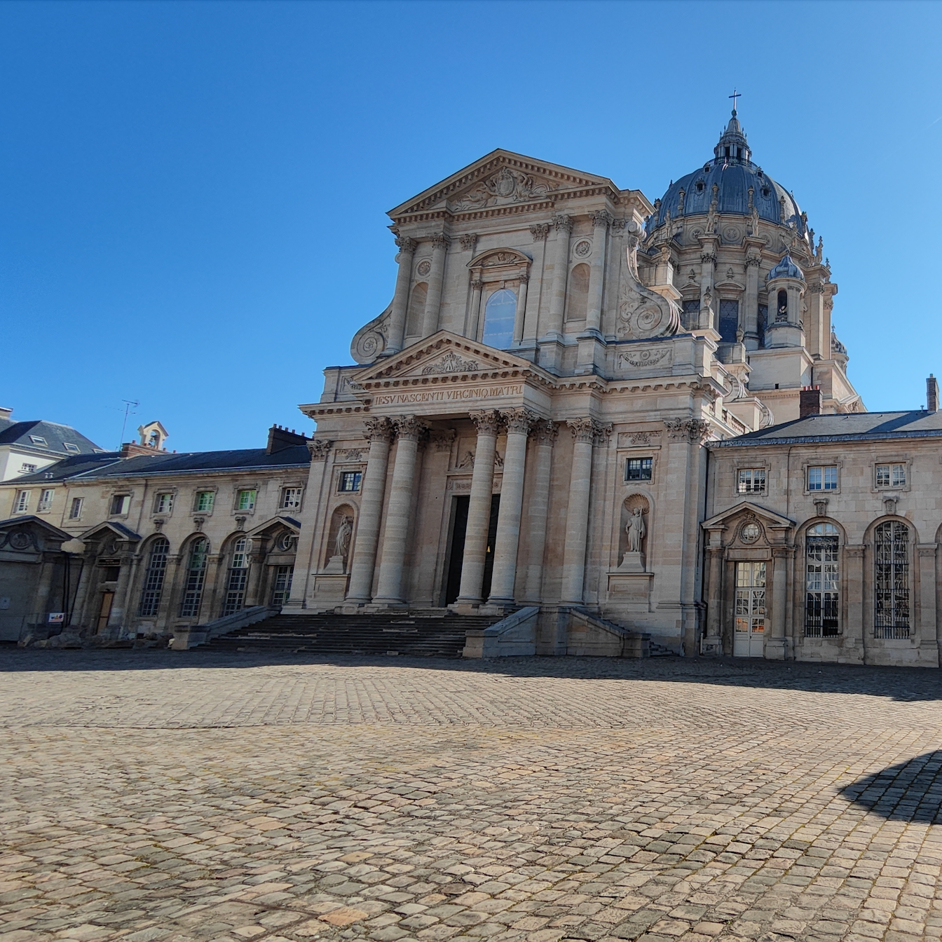 Vue sur la cour pavée et et la façade de l'église du Val-de Grâce