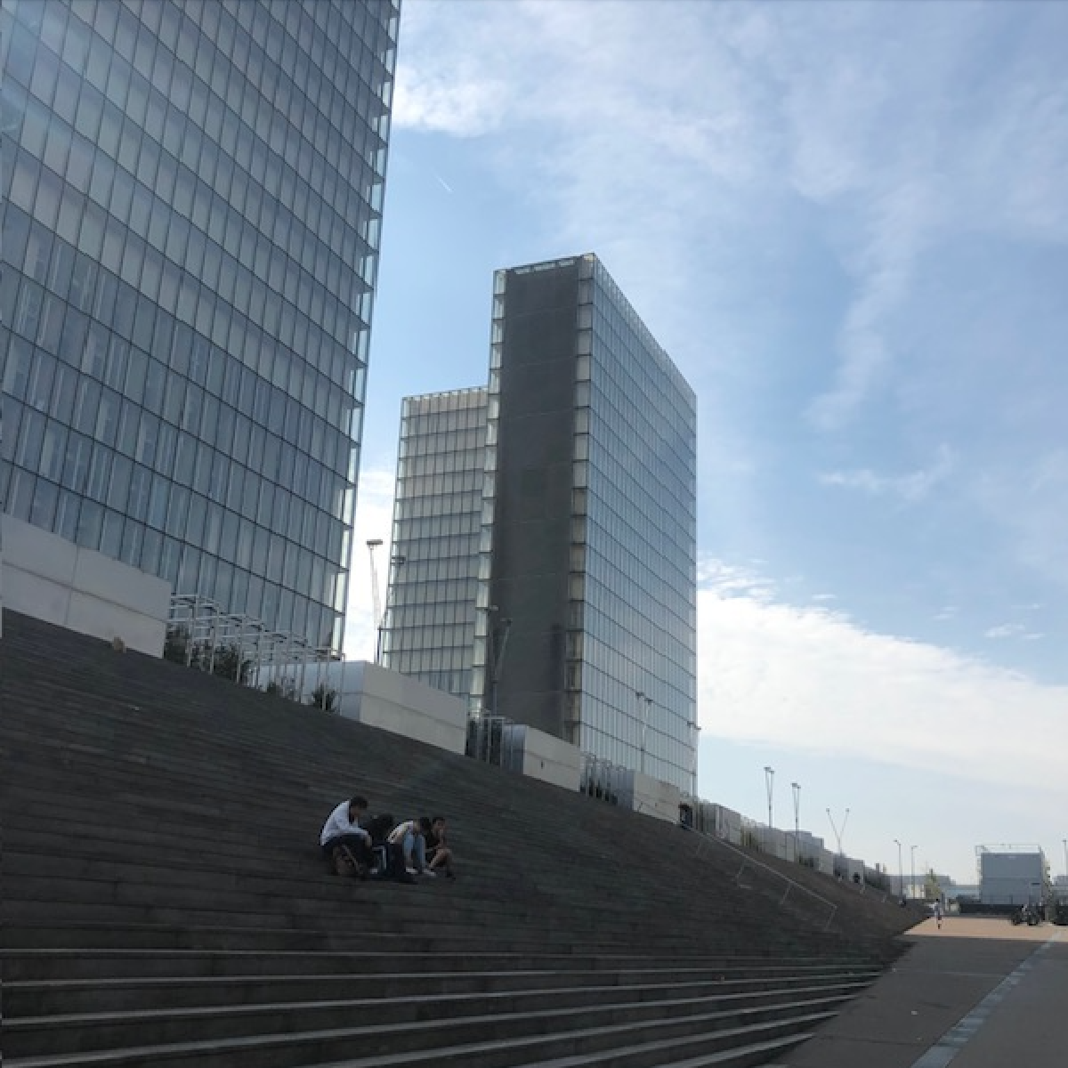 Vue sur les escaliers de la bibliothèque Nationale de France © Whatizis