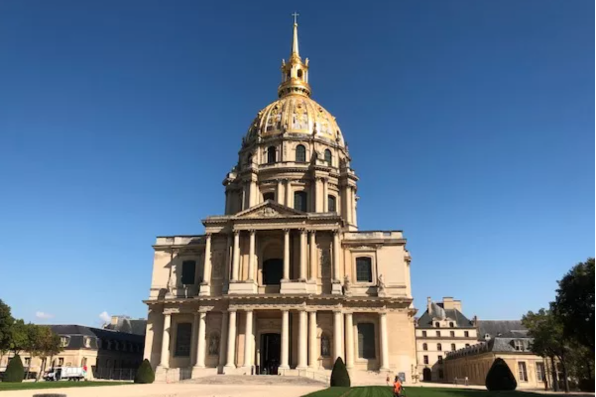 Vue de la façade de l'église des Invalides © Whatizis