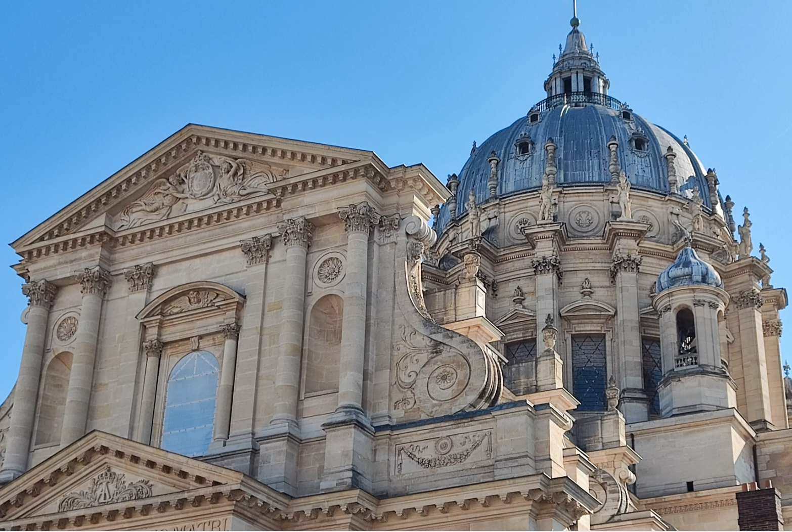 Vue sur le fronton et le dôme de l'église du Val-de-Grâce © Whatizis