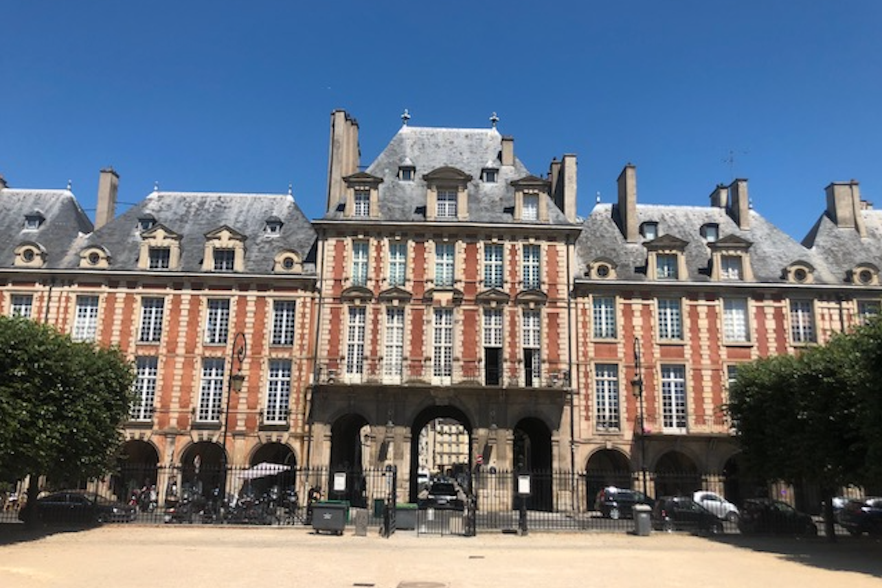 Vue du Pavillon de la Reine depuis le jardin de la place des Vosges