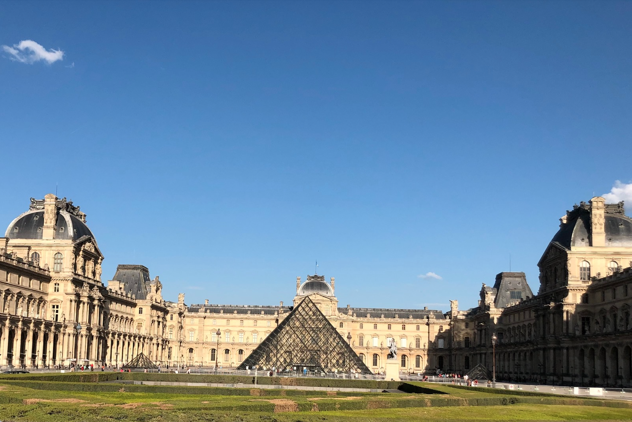 Vue sur la cour Napoléon, la pyramide et le musée du Louvre © Whatizis