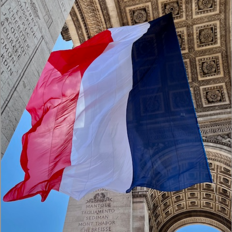 Le drapeau monumental sous l'Arc de Triomphe