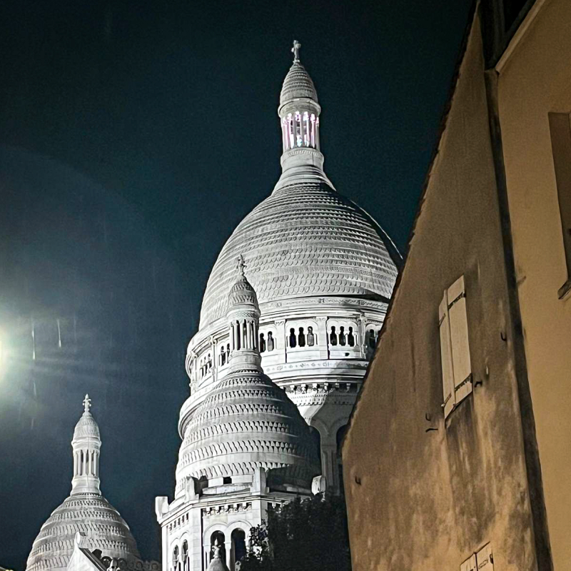 Vue de nuit sur les coupoles et le campanile du Sacré-Cœur de Montmartre © Whatizis