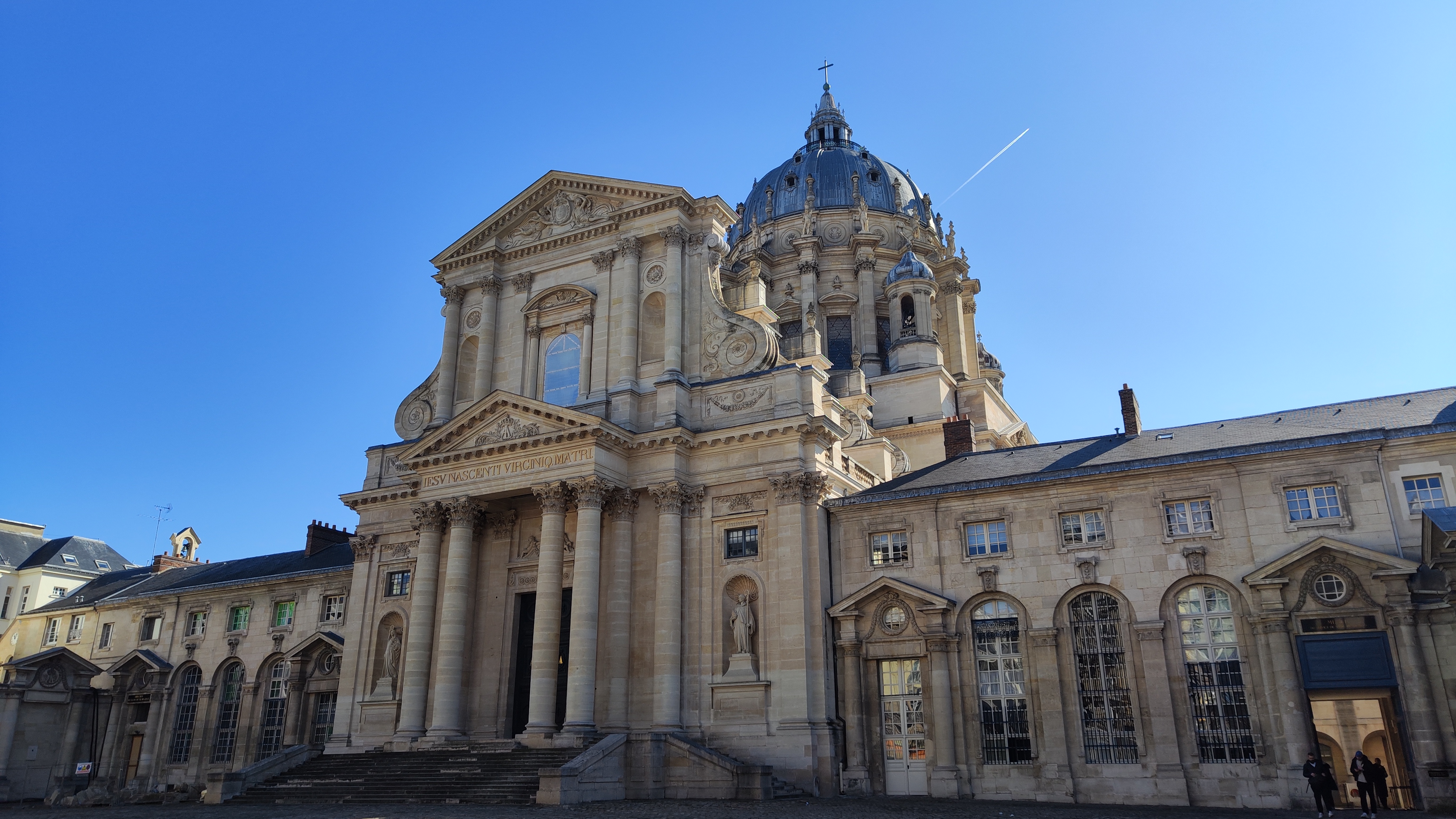 Façade de l'église du Val-de-Grâce avec un grand ciel bleu