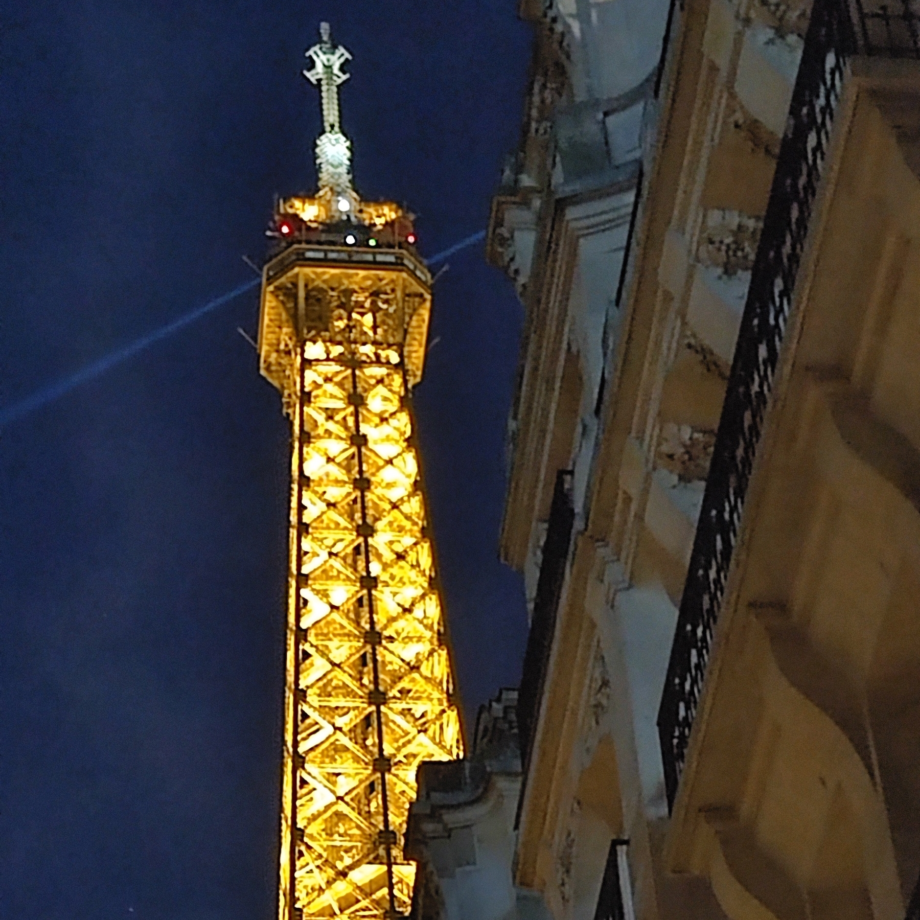Vue du sommet de la Tour Eiffel illuminée, la nuit © Whatizis