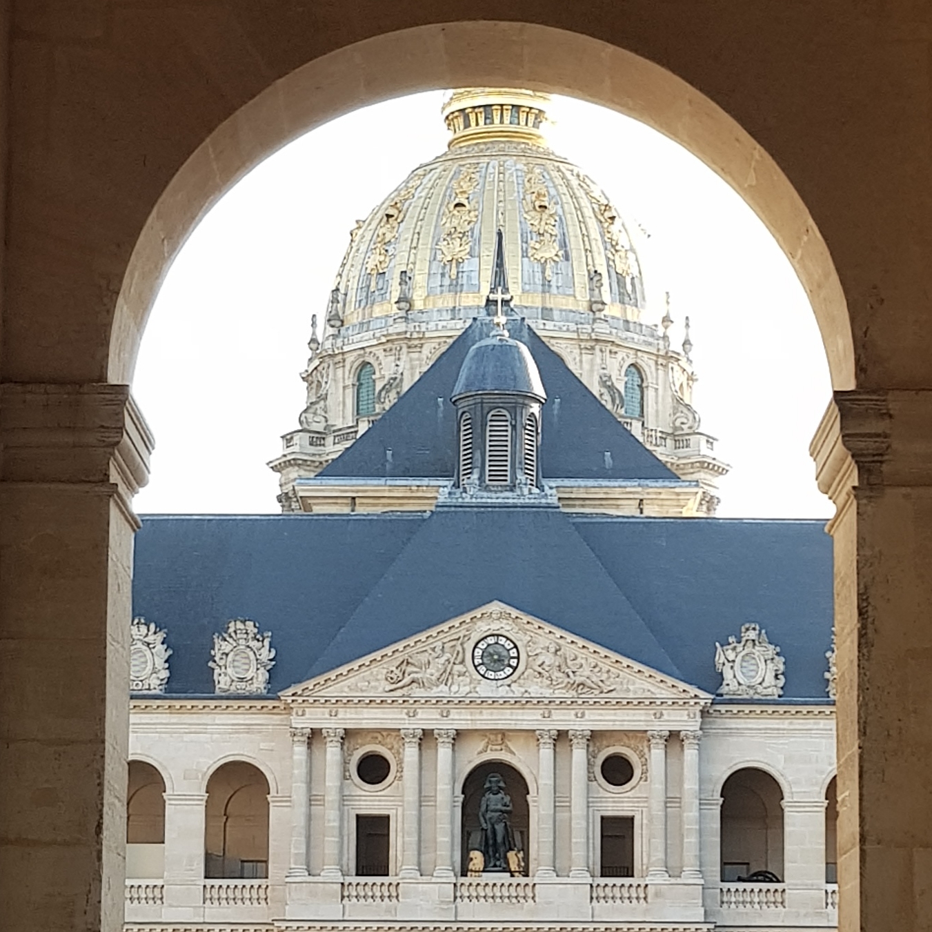Vue de la cour des Invalides avec la statue de Napoléon de le dôme © Whatizis