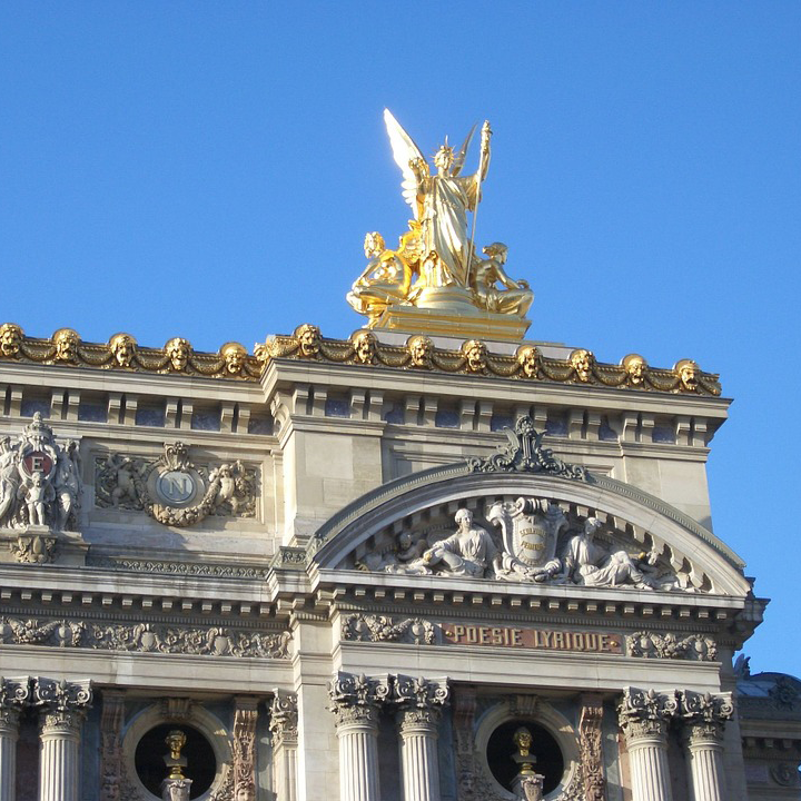 Vue de détails sculptées de la façade de l'Opéra Garnier