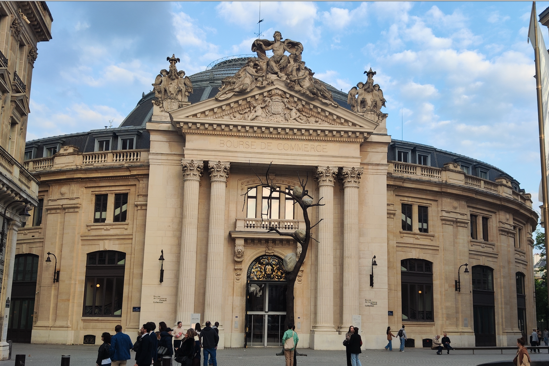 Façade de la Bourse du Commerce - Collection Pinaut © Whatizis