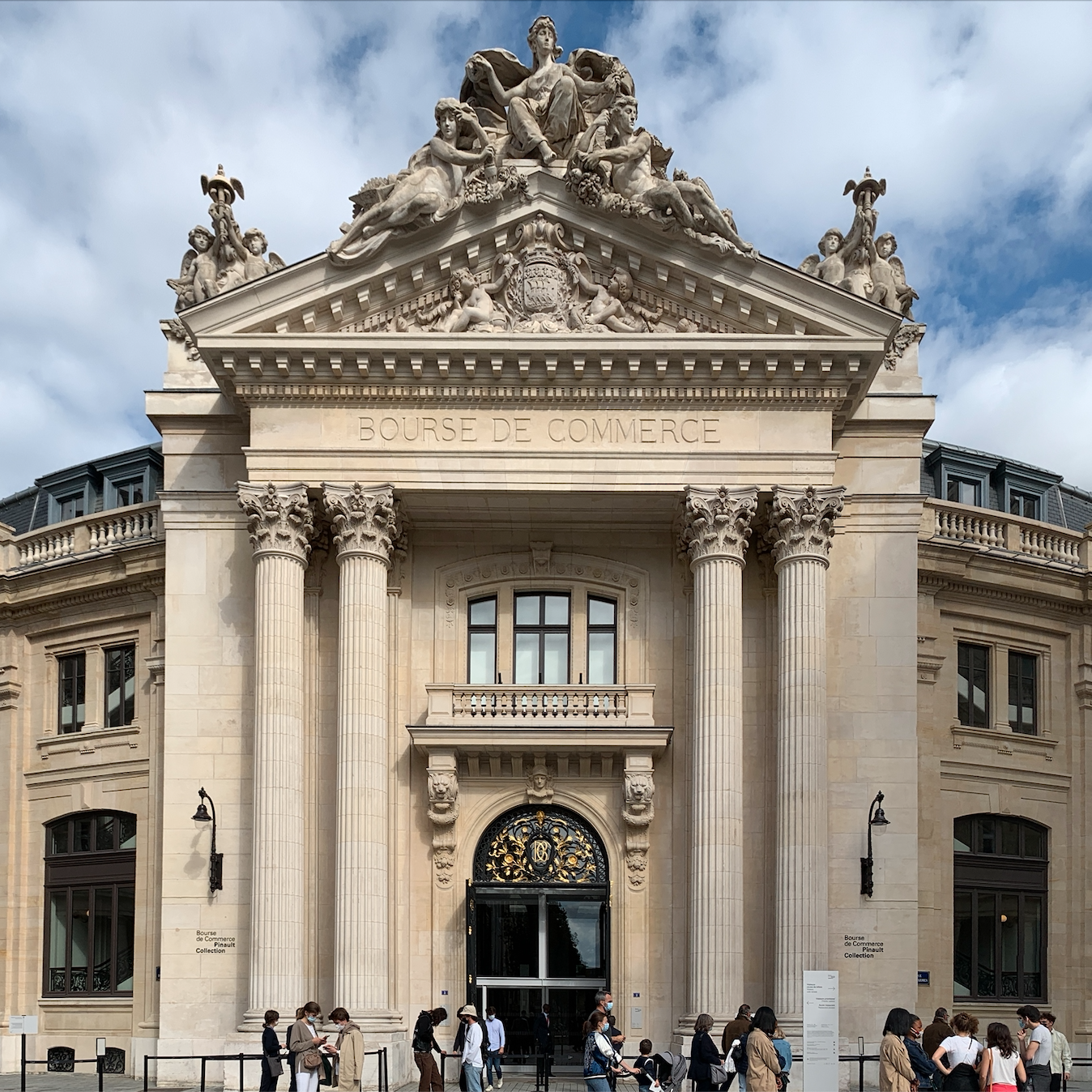 Vue du porche d'entrée de la Bourse de Commerce © Whatizis