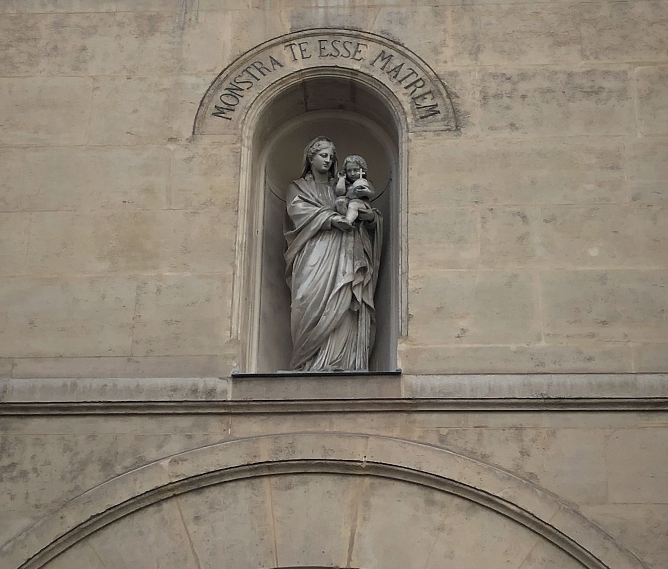 Vierge à l'Enfant sur la façade menant à l'église de la rue du Bac © Whatizis