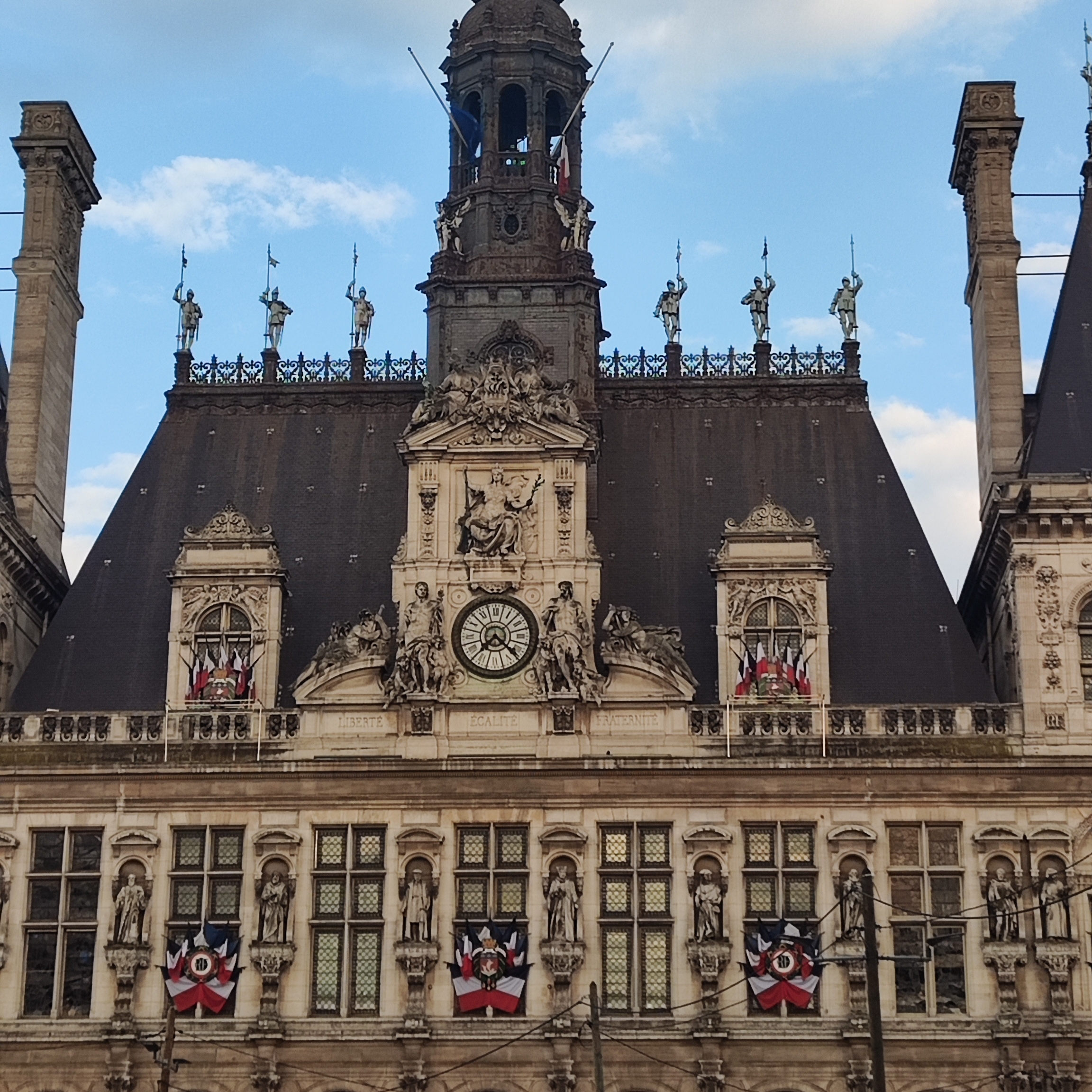 Détails de la façade de l'hôtel de ville de Paris © Whatizis