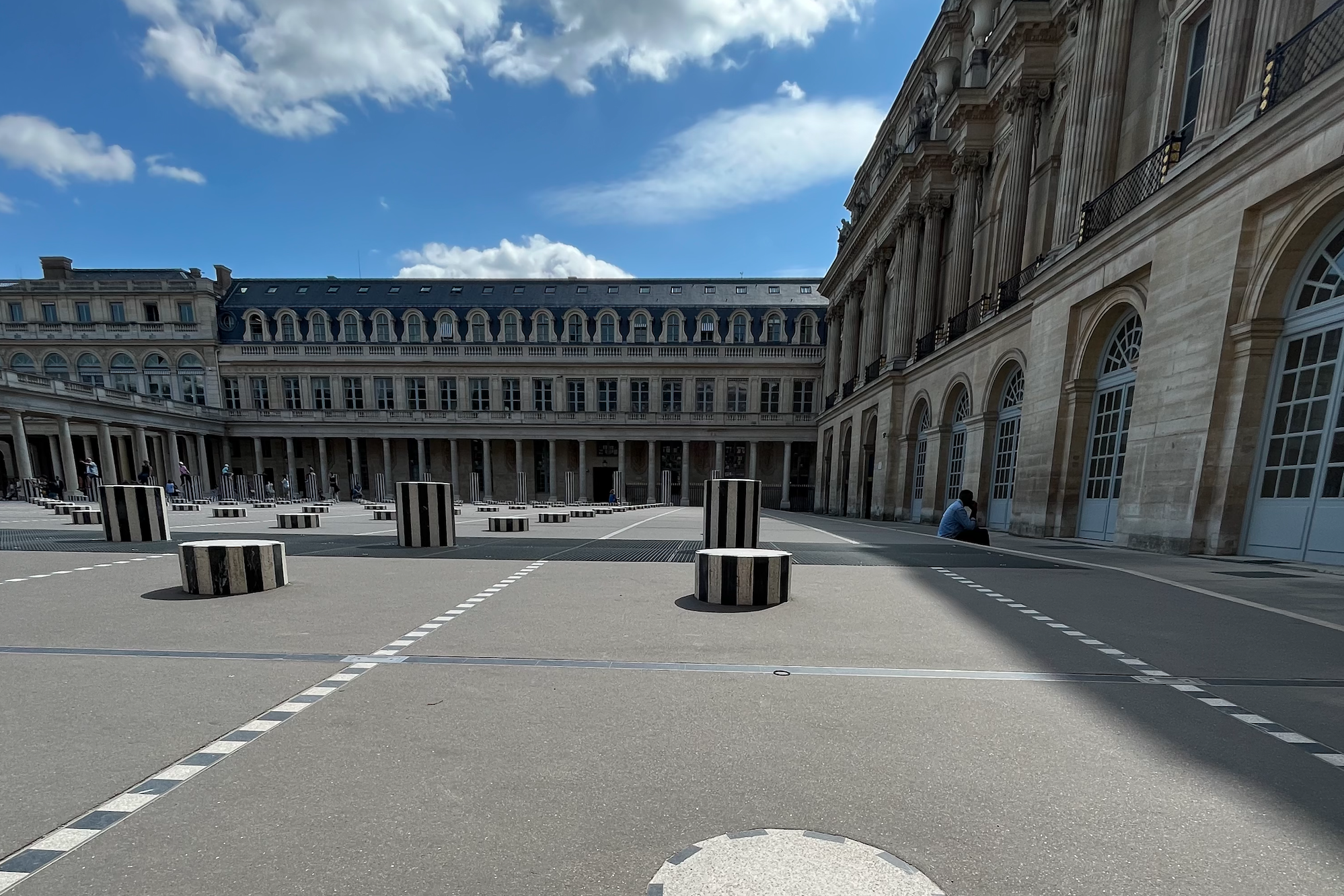 Façade du ministère de la culture avec en premier plan les colonnes de Buren