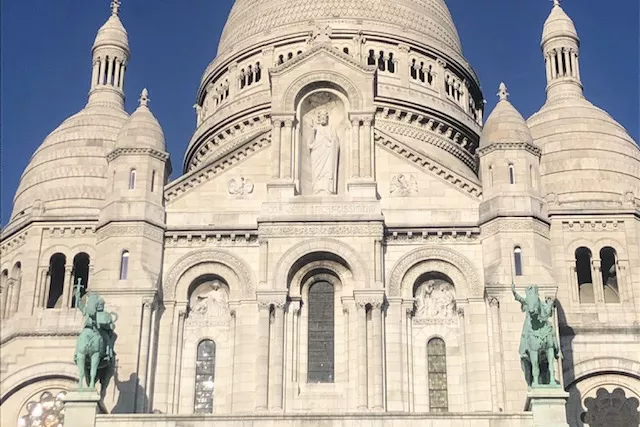 Façade du Sacré-Coeur avec les statues équestres de Saint Louis et Jeanne d'Arc© Whatizis