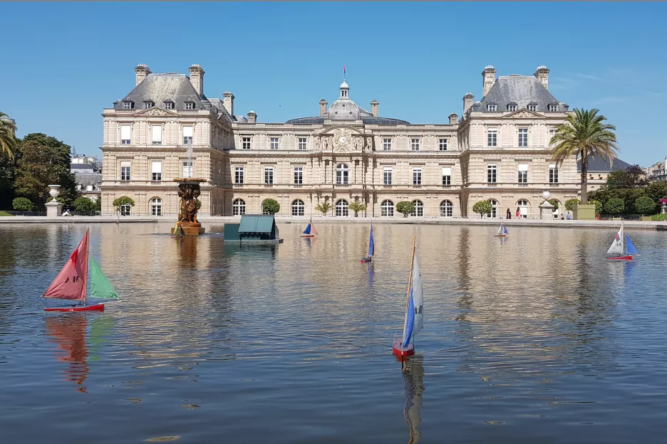 Vue du Palais du Luxembourg, les pieds dans son bassin