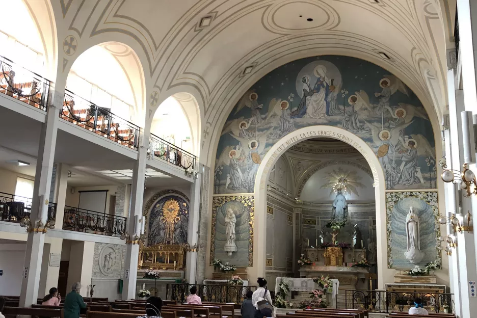 Intérieur de l'église de la Médaille Miraculeuse © Whatizis