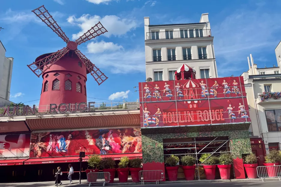 Façade du cabaret du Moulin Rouge © Whatizis