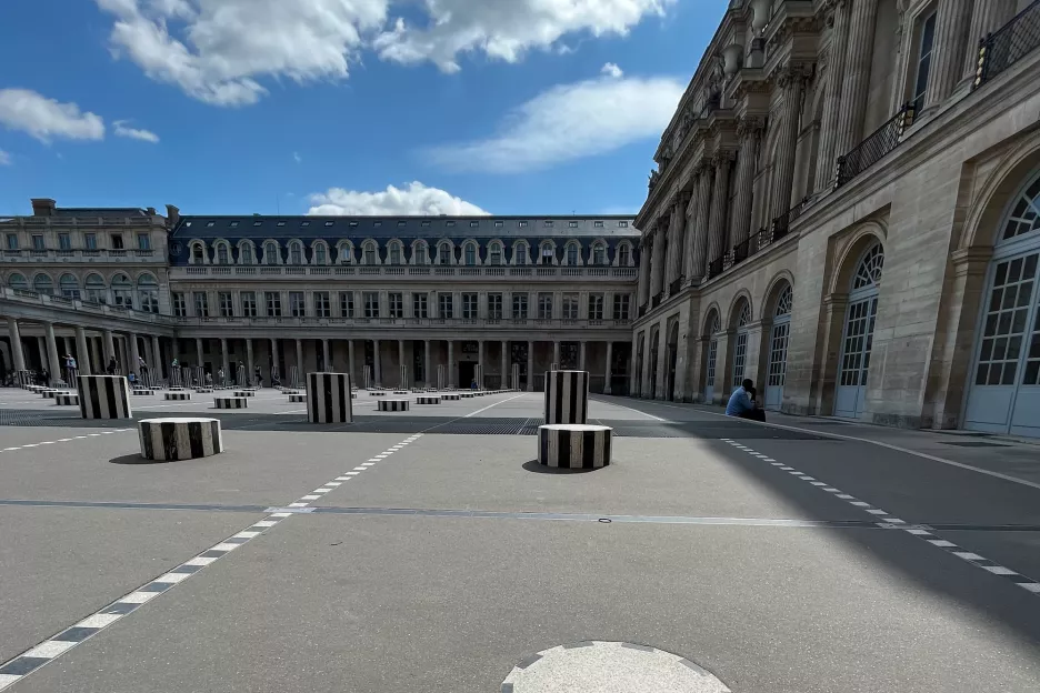 Façade du ministère de la culture avec en premier plan les colonnes de Buren