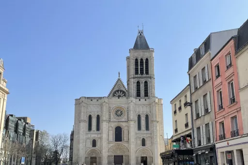Vue de la façade de la Basilique de Saint-Denis