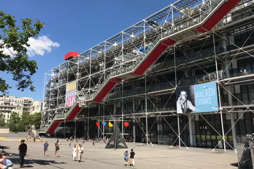 Vue sur le parvis et la façade du Centre Pompidou © Whatizis