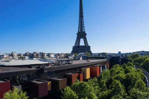 Vue de la Tour Eiffel avec au premier plan le Musée du Quai Branly - Jacques Chirac et son jardin