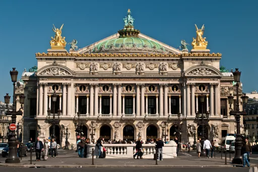 Vue de la façade de l'Opéra Garnier
