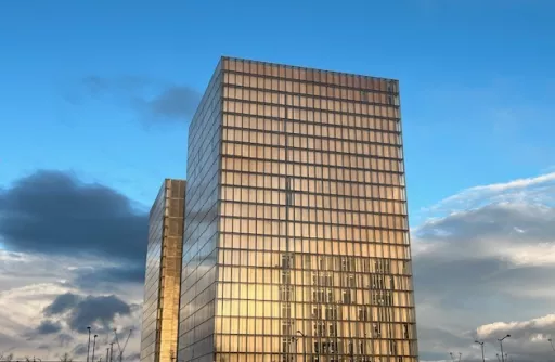 Vue des reflets du soleil sur la bibliothèque Nationale de France © Whatizis