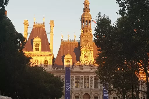 Vue de l'Hôtel de ville de Paris éclairé par les derniers rayons du jour © Whatizis 