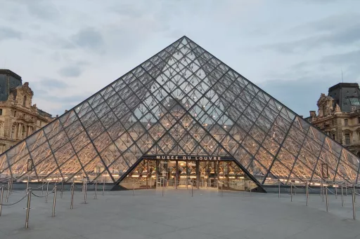 Vue de l'entrée du Musée du Louvre (Pyramide)