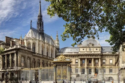 Le palais de justice et la saint chapelle à Paris.