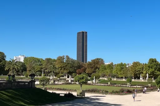 Tour Montparnasse depuis le jardin du Luxembourg © Whatizis
