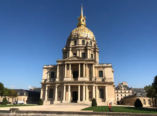 Vue de la façade de l'église des Invalides