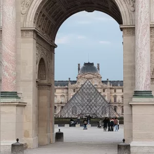 Vue de la pyramide du Louvre sous l'arche de l'Arc du Carrousel 