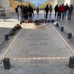 La tombe du soldat inconnu sous l'Arc de Triomphe © Whatizis